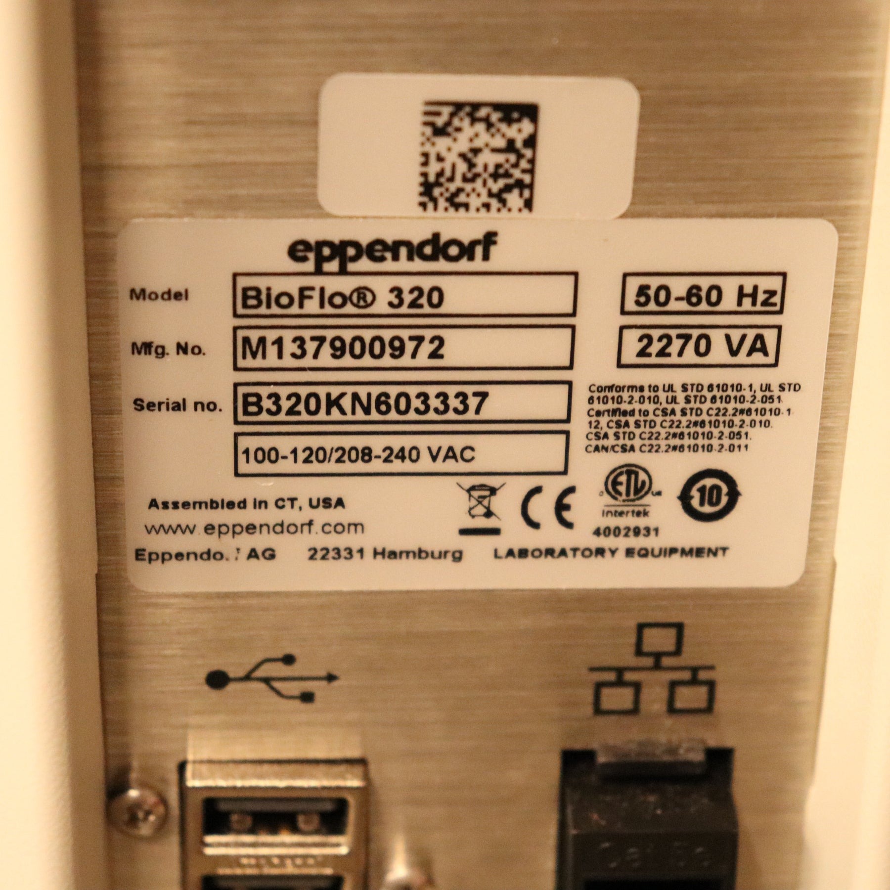 Tabliczka znamionowa egzemplarza BioFlo 320 z numerem M137900972