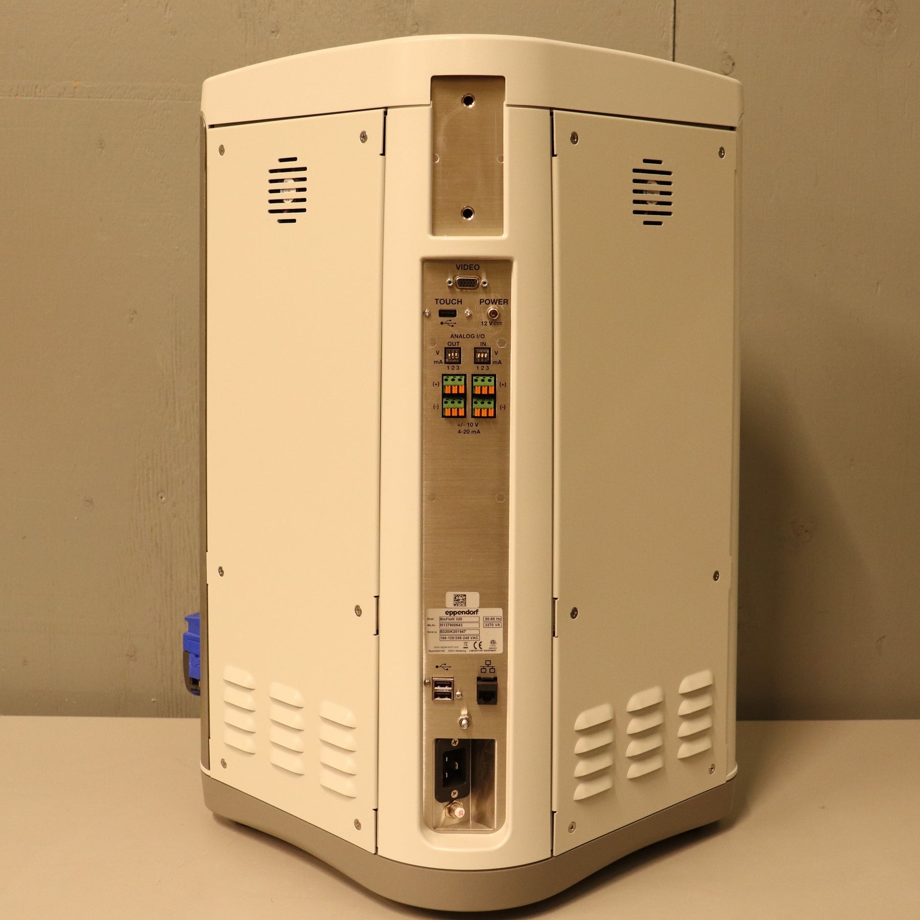 Tył obudowy BioFlo 320 z zasilaniem, USB i Ethernetem