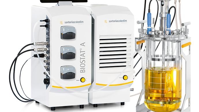 Sartorius BIOSTAT A z UniVessel Glass, panelem operatorskim i modułem chłodzącym