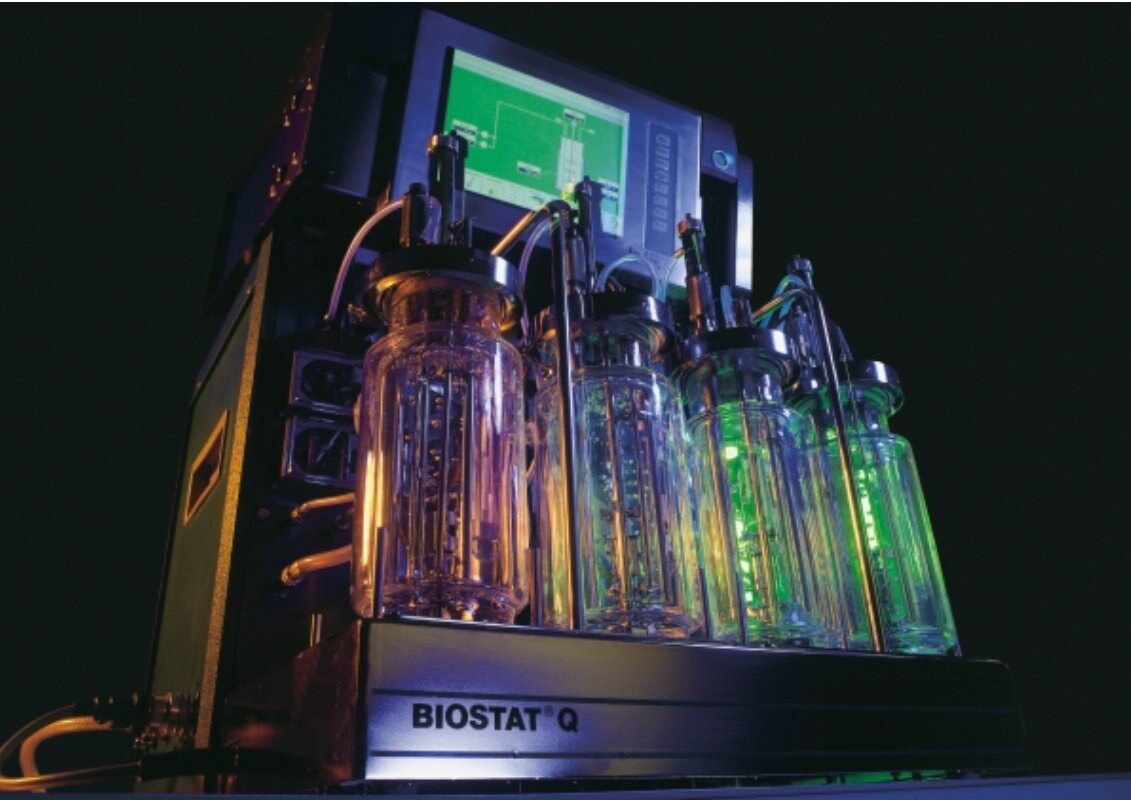 B. Braun BIOSTAT Q z czterema szklanymi naczyniami i panelem DCU3