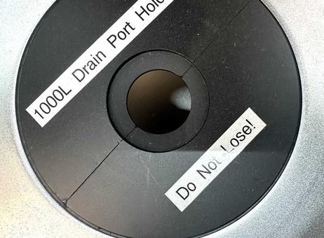 Exact uchwyt dolnego portu oznaczony 1000L Drain Port Holder